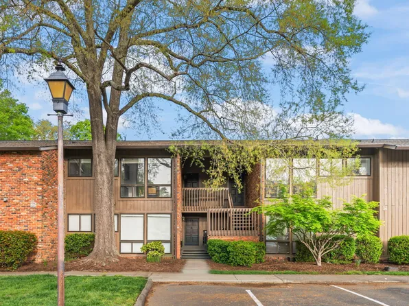 304 Oak Tree Dr, Chapel Hill, NC 27517