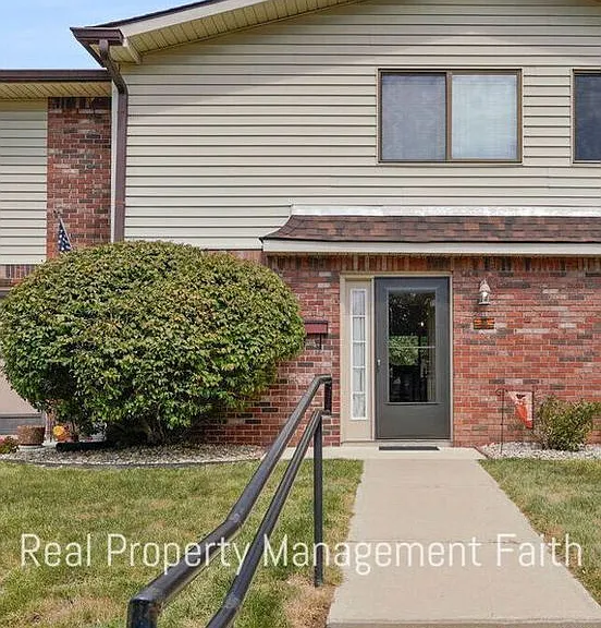 14 Greenwood Trl N — Photo 1