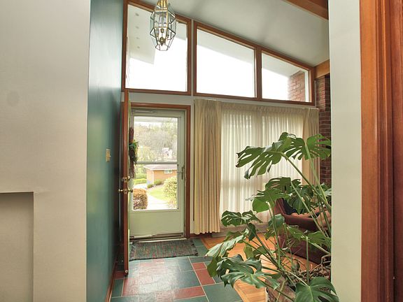 4th image of 52 Meadowbrook Ave