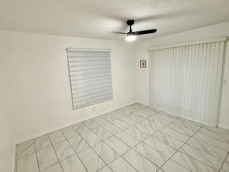 912 SE 13th St #3 — Photo 36
