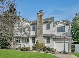 148 Greenway W, New Hyde Park, NY