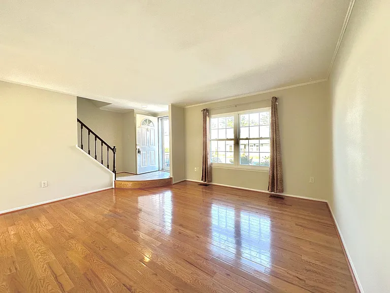 402 Carousel Ct — Photo 6