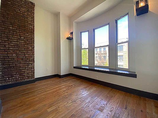 3rd image of 542 Kosciuszko St #3C