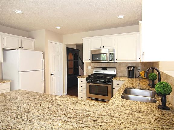 5th image of 608 Ashford Dr