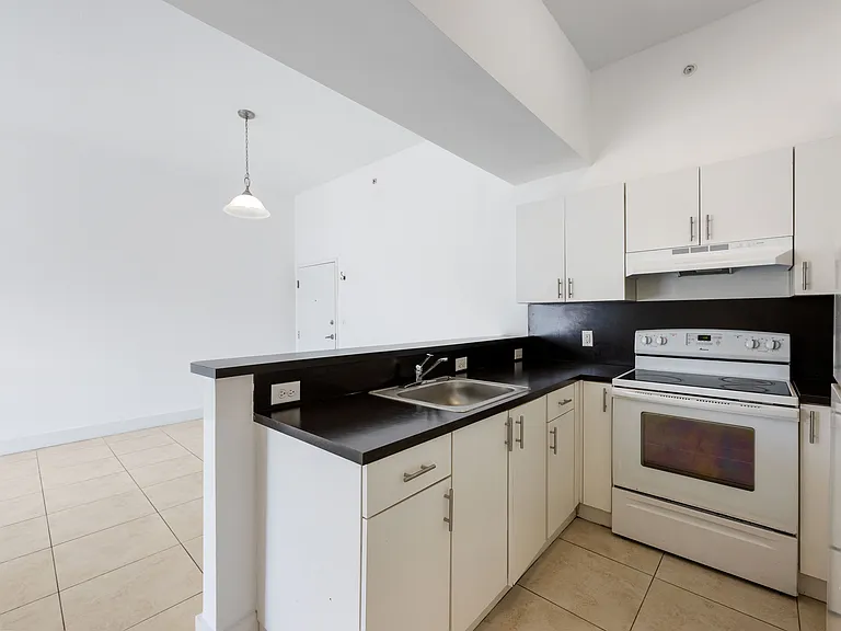 900 SW 7th St #505 — Photo 11
