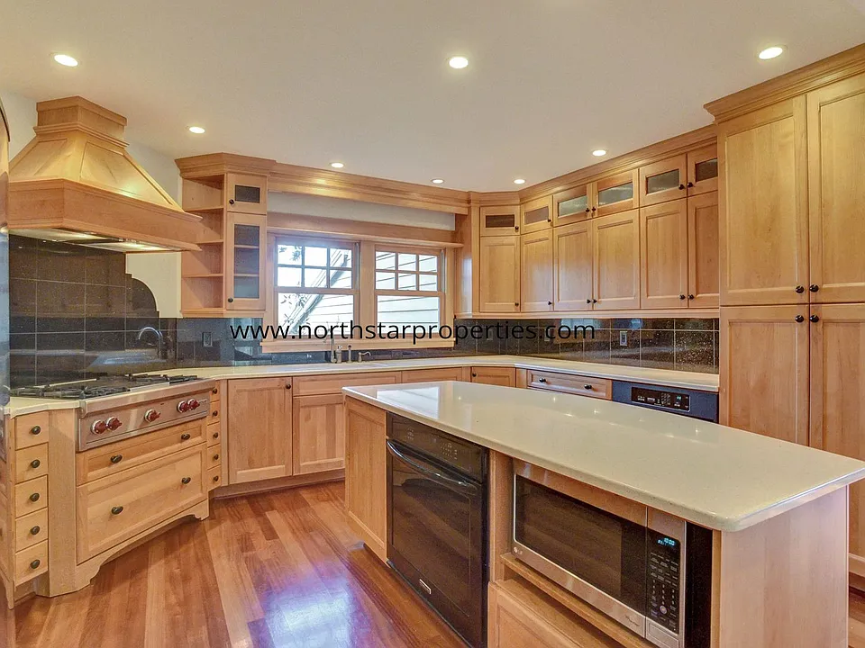17151 Wall St