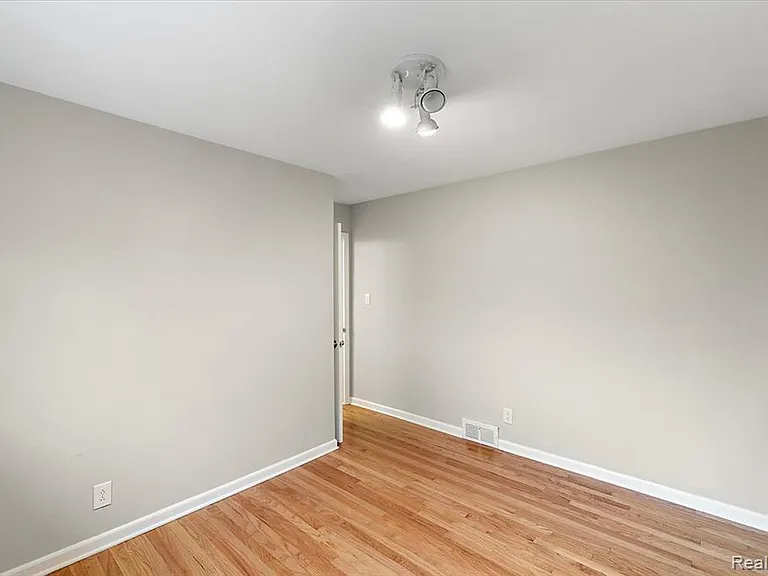16996 Marguerite St — Photo 23