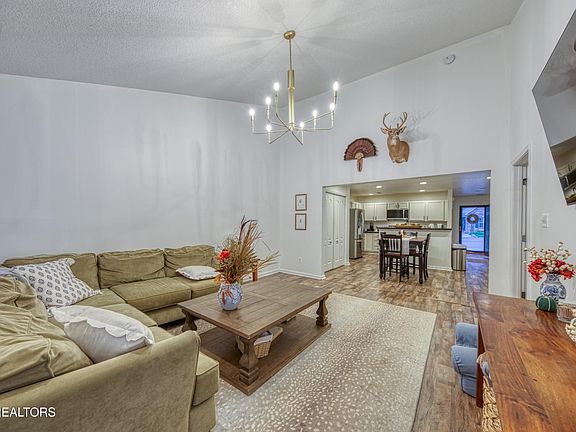 4th image of 7144 La Christa Way