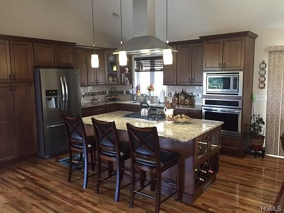 5th image of 24 Rebecca Dr