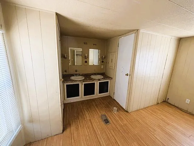 702 N State St — Photo 10