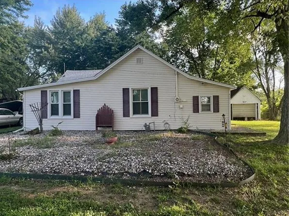 417 W 2nd St, Pomona, KS 66076