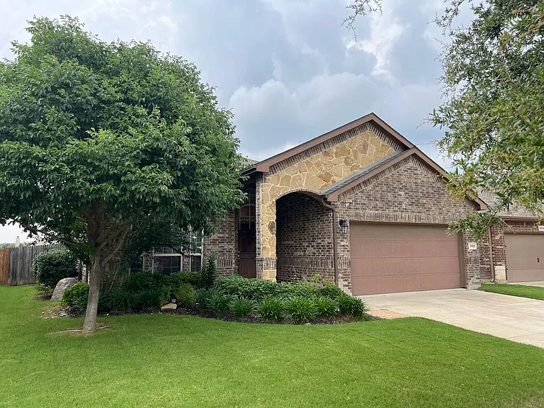 3020 Tamarack Ln — Photo 2