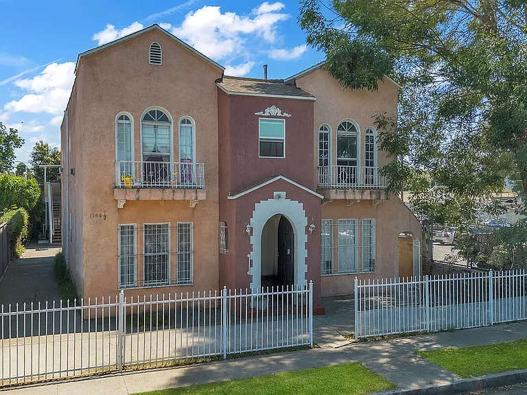 1166 E 43rd Pl — Photo 2