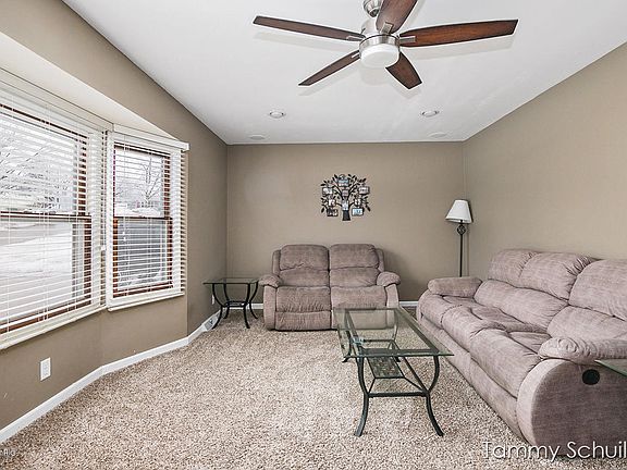 5th image of 1660 Eldon St NE