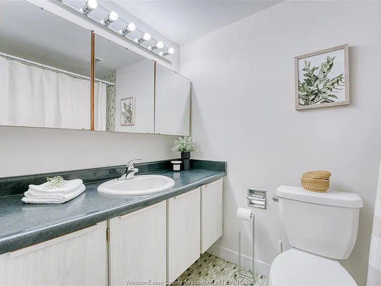 2144 Pelissier St #402 — Photo 20