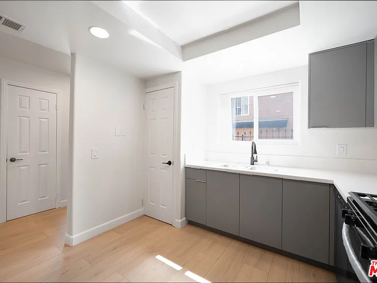5327 Lexington Ave #B — Photo 4