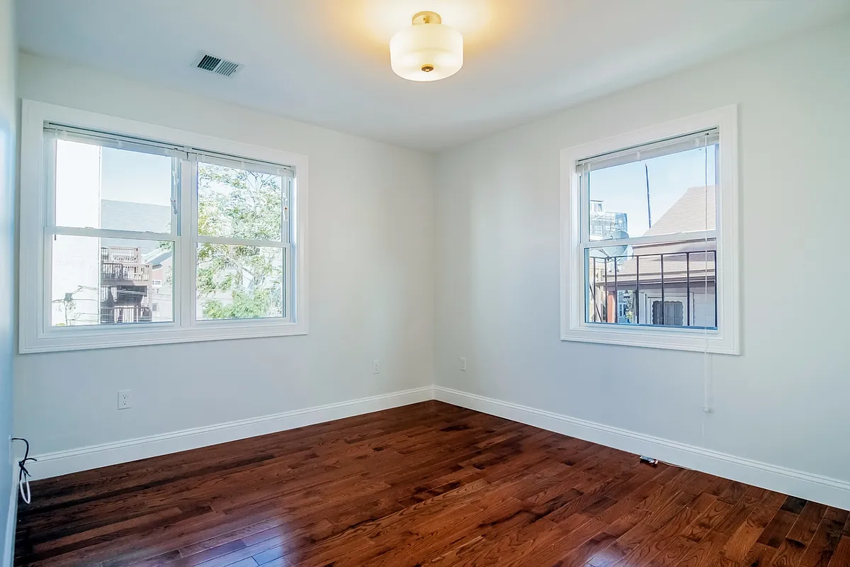 Building Photo - 108 Maverick St #4A