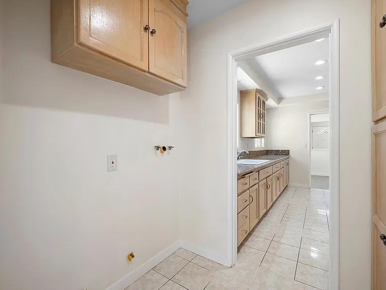 6607 Riverton Ave — Photo 12
