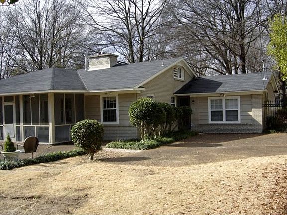 Great Backyard Perfect for Kids or Entertaining on the Screen Porch