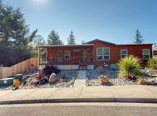 581 Meadow Ln, Brookings, OR 97415