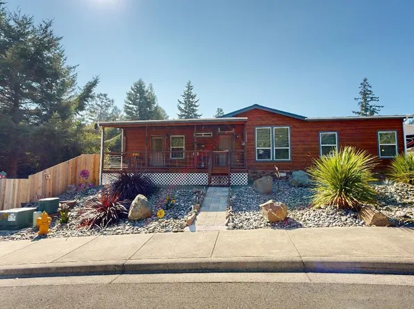581 Meadow Ln, Brookings, OR 97415