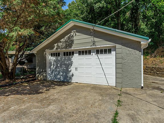 3rd image of 1013 W Elmwood Dr