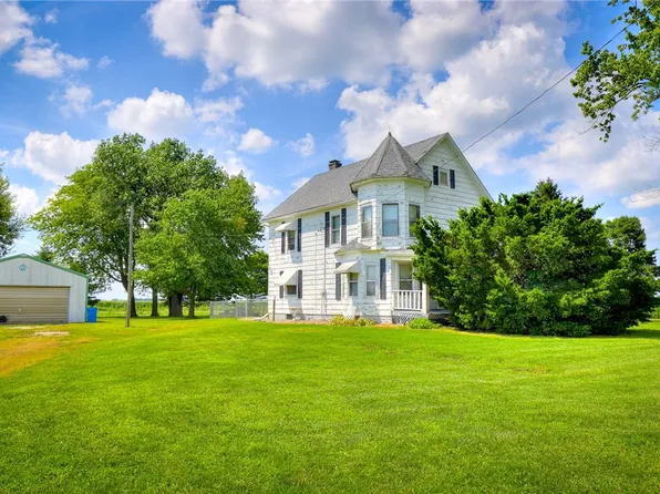 1379 N Prairie View Rd, Oakley, IL 62501