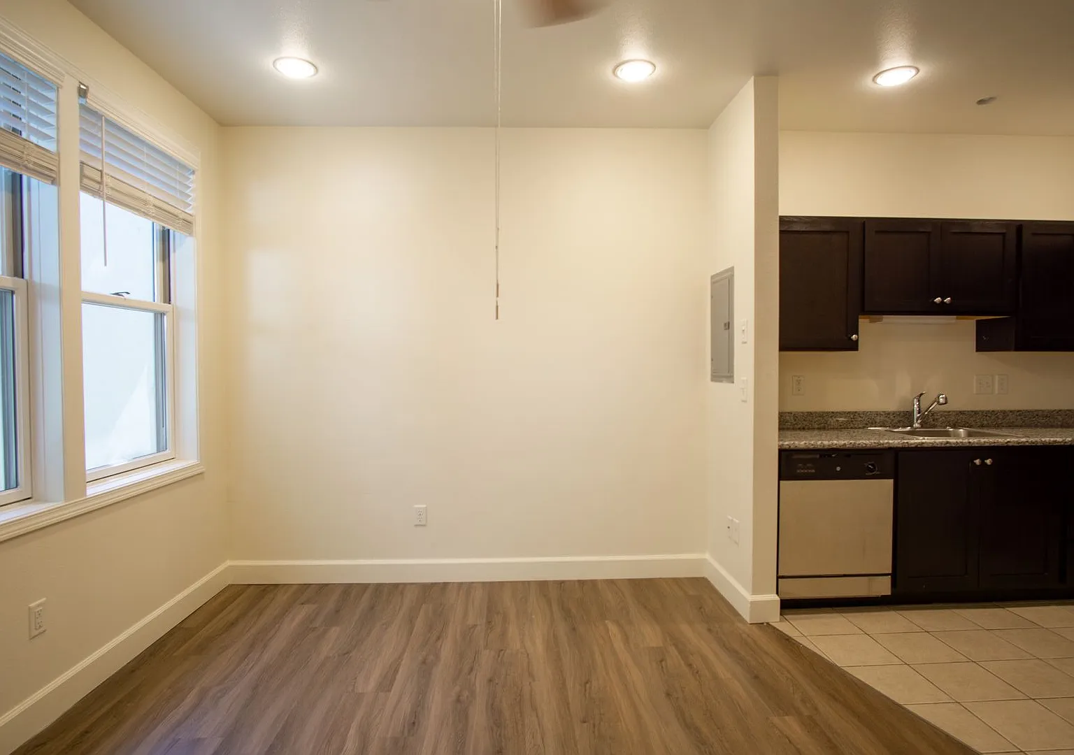 Contemporary Studio in Sullivan's Gulch! — Photo 4