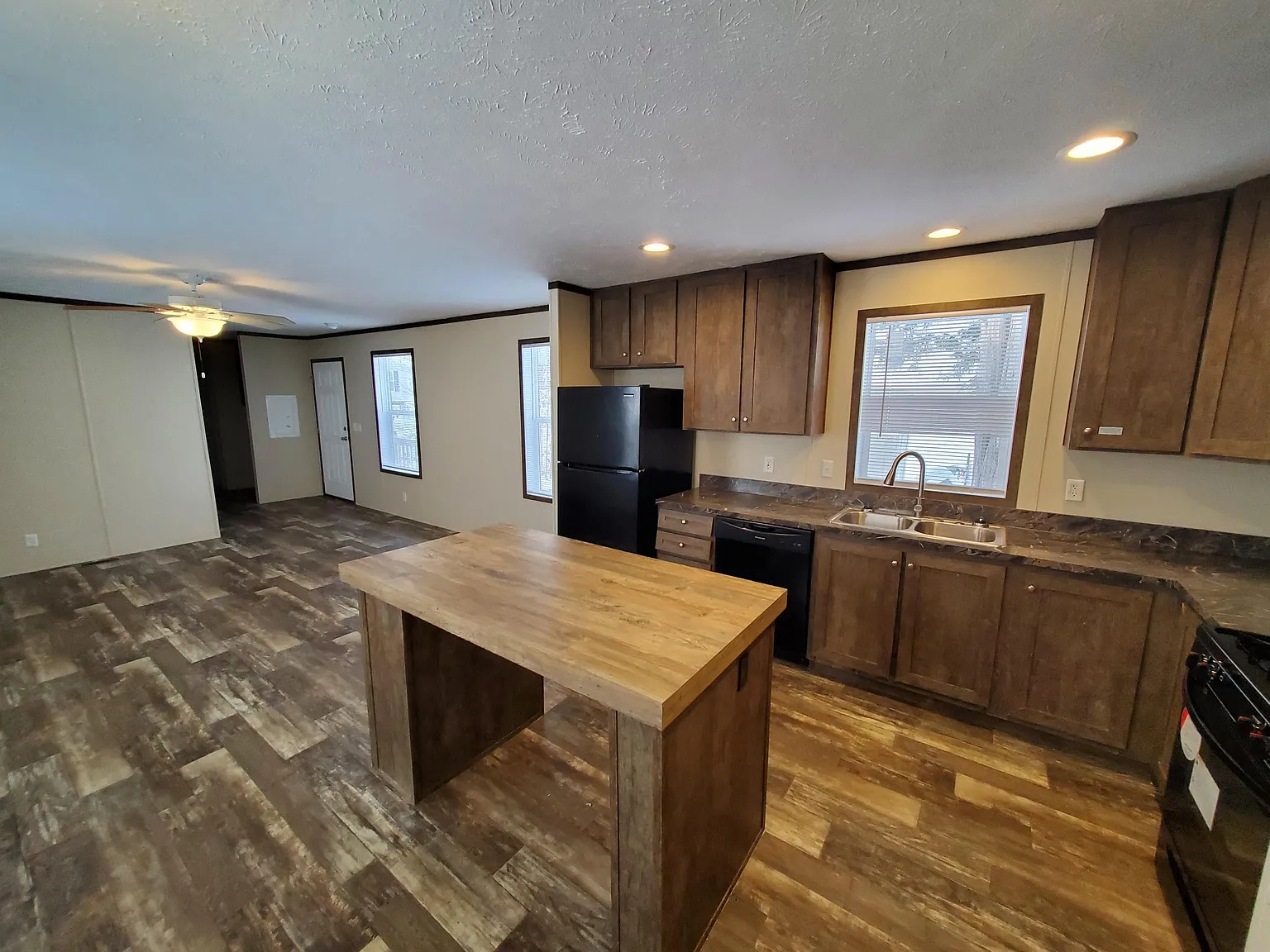 Convienent And Comfort Living! — Photo 2