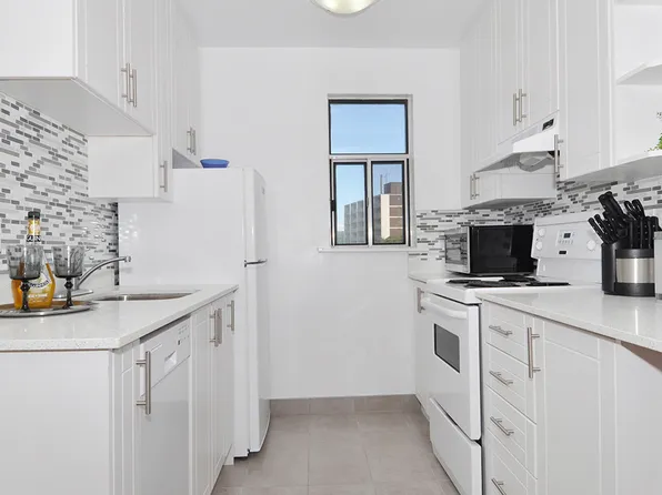 250 St. George, 250 Saint George St, Toronto, ON M5R 3L8