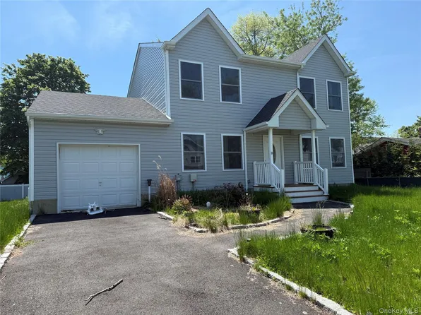 8 W Narcissus Road, Mastic Beach, NY 11951