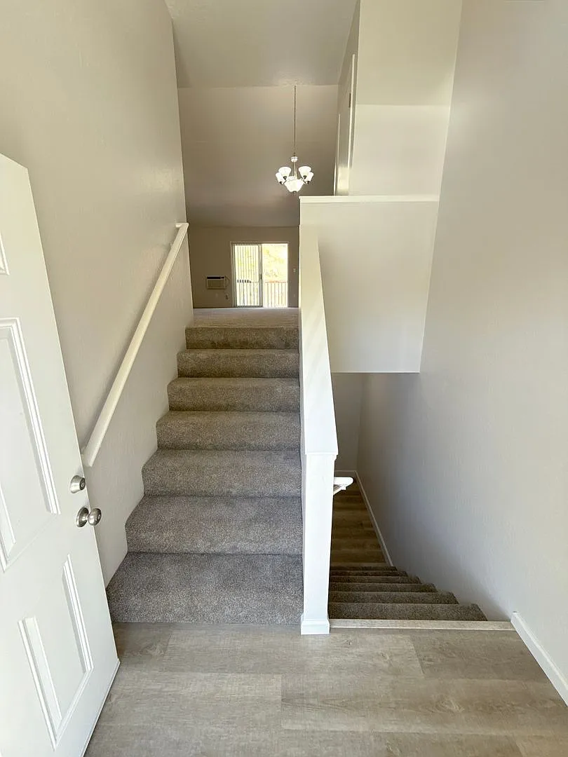 Building Photo - 5513-5515 N Hills Dr #5517