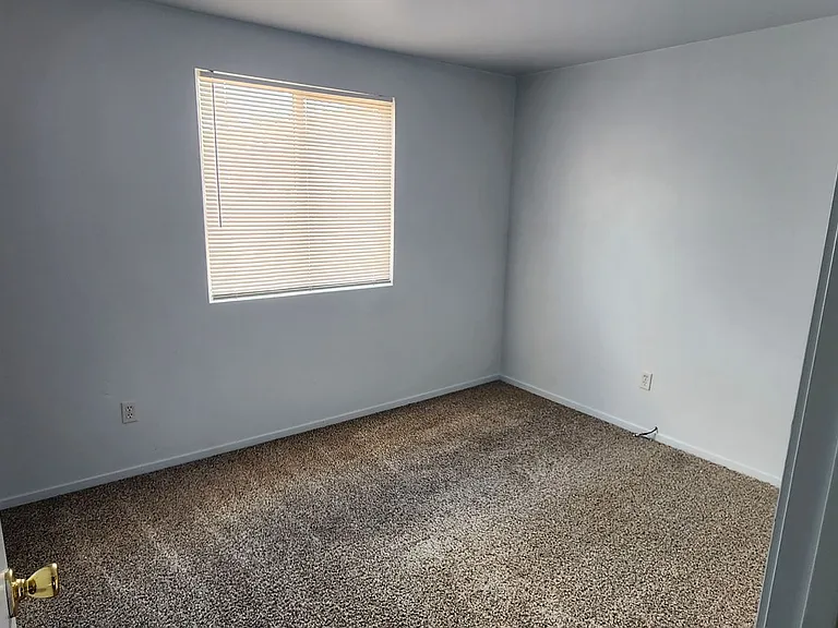 1264 Newlands Dr W — Photo 5