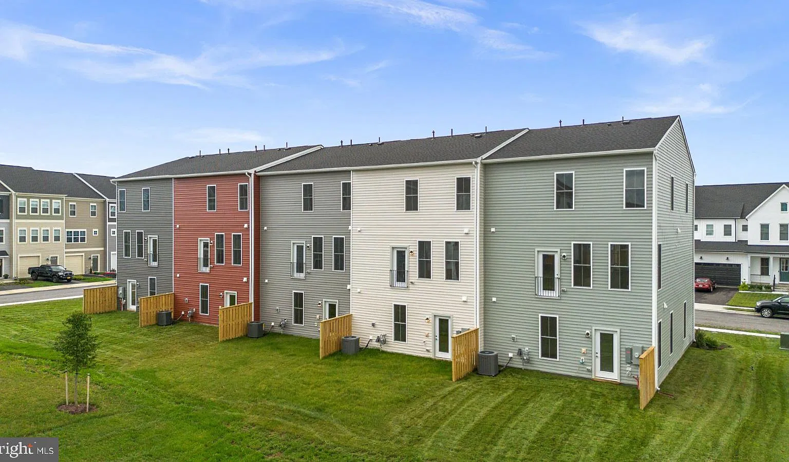 3 bed, 4.0 bath, 2388 sqft, $2,550 — Photo 3