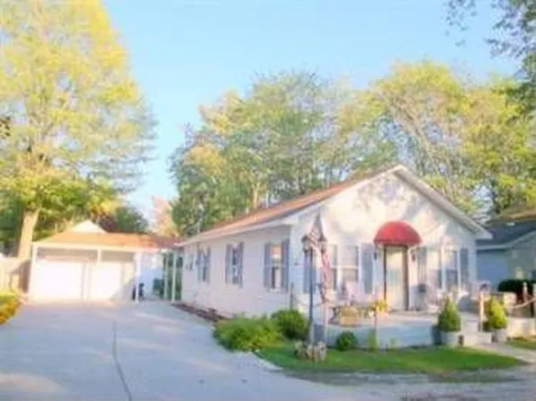 17568 Valley City Ave, Spring Lake, MI 49456