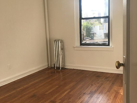 5th image of 2922 Hoyt Ave S APT 21