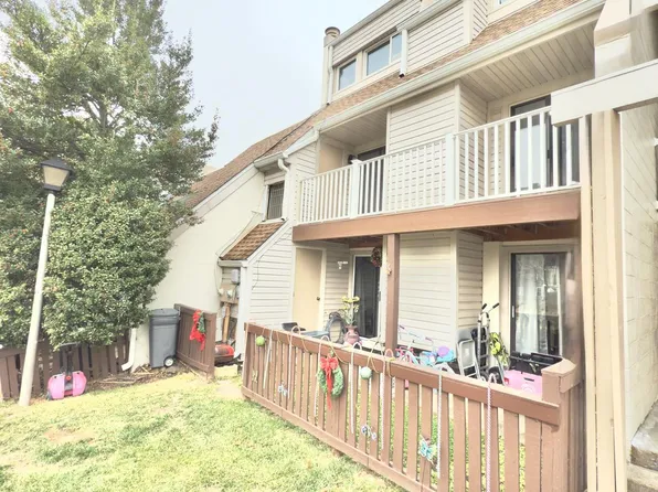 1068 Mycroft Ct, Sterling, VA 20164