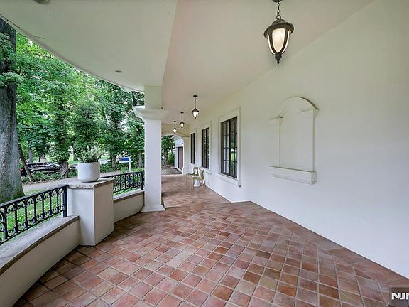 4th image of 285 Arch Rd
