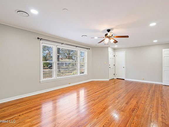 5th image of 165 Marbury Dr