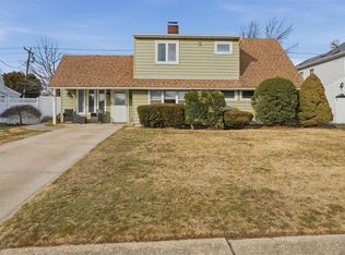 35 Twin Lane N, Wantagh, NY 11793