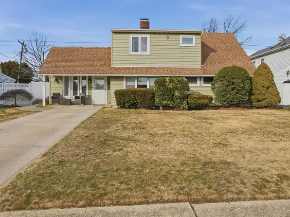35 Twin Lane N, Wantagh, NY 11793