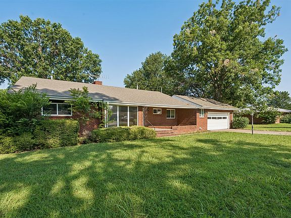 3rd image of 1419 Crescent Dr