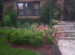 157 S Commonwealth Ave, Aurora, IL 60506