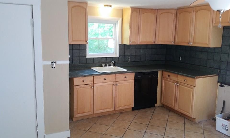 2nd image of 96 Perkins St