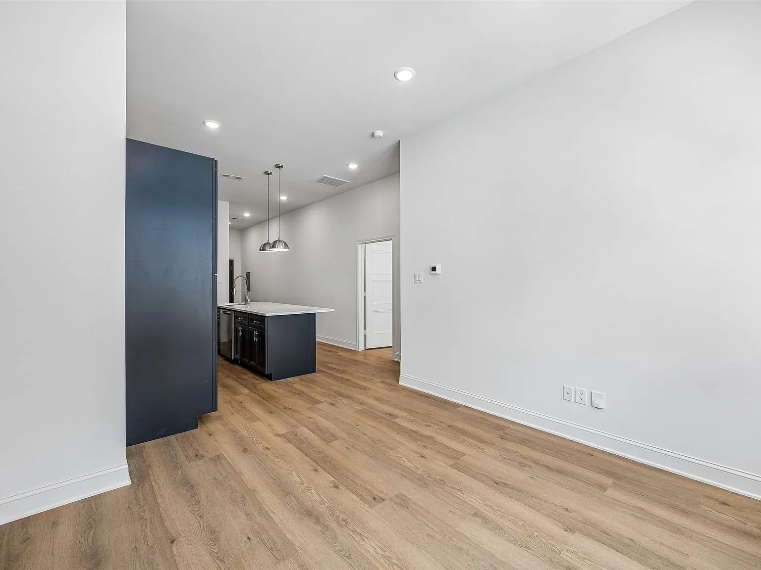1 bed, 1.5 bath, 815 sqft, $1,795 — Photo 2