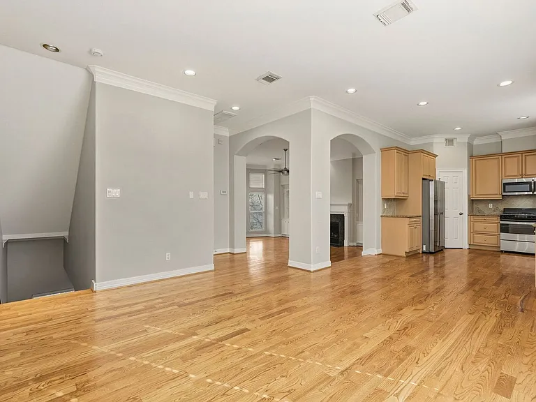822 Stuart St — Photo 9