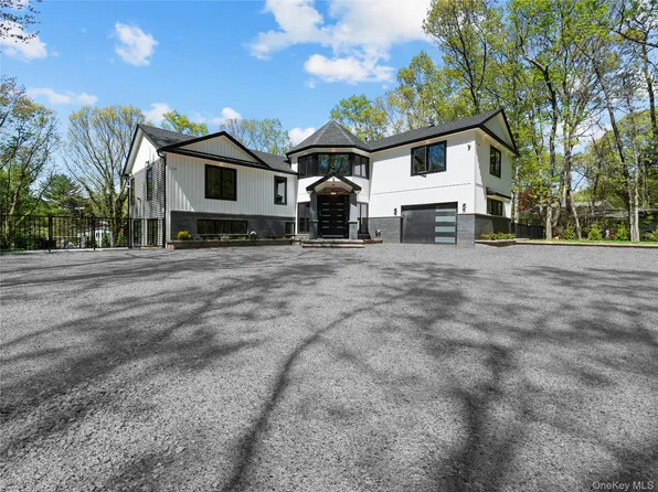 5 N Hills Rd, East Norwich, NY 11732