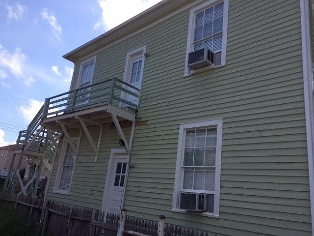 Side entrance to apt