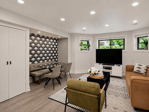2nd image of 4733 N Kenmore Ave APT 4