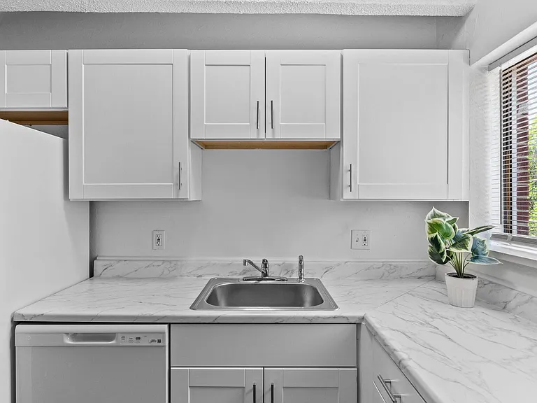2401 S Gaylord St #204 — Photo 7